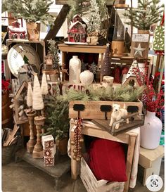 Store Displays Christmas, Christmas Wreath Retail Display, Vintage Christmas Booth Display Ideas, Christmas Retail Display Ideas, Antique Booth Christmas Display Ideas, Christmas Booth Ideas, Fall Antique Booth Displays, Christmas Displays Retail, Retail Christmas Display Ideas