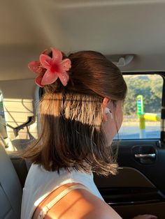 Hawaiian Flower Clip Hairstyles, Hawaii Hair Clip, Cute Summer Haircuts Short, Hibiscus Flower Hair Clip, Hibiscus Claw Clip, Flower Hair Clips Aesthetic, Flower In Hair Aesthetic, Hawaii Hairstyles, Aesthetic Hairstyles For Short Hair