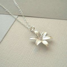 Silver Pendent Designs, Lily Jewelry, Lily Necklace, Silver Pendent, Fleurs Diy, Pretty Jewelry Necklaces, Jewelry Accessories Ideas, Classy Jewelry, Silver Jewelry Fashion