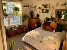 Aesthetic Room Ideas Lots Of Plants, Aesthetic Bedroom Ideas, Chic Bedding, Redecorate Bedroom, Dreamy Room, Dream Room Inspiration, Stylish Bedroom, Decor Essentials, Cozy Room