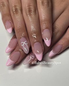 @BabesBeauty.Spot on IG  Coquette bow nails 🎀🌷✨ Back To School Nails College, Cute Nails New Years, Pink Nails With Cute Design, Nail Inspired Pink, French Nails With Bow Design, Pink Bows Nails, Nail Inspo Ideas Simple, Dainty Bow Nails