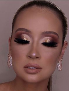 Elegant Gold Eye Makeup, Tan Eyeshadow Look, Nude Gold Makeup, Night Glam Makeup, Eye Makeup On Hand, Golden Eye Makeup, Wedding Eye Makeup, Hand Makeup, Everyday Makeup Tutorials