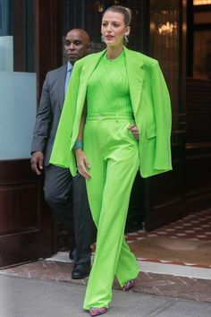 Blake Lively Suit, Princess Phone Case, Princess Phone, Maximalist Fashion, Neon Outfits, Jeans Claro, Green Suit, Rainbow Nails, Green Outfit