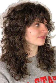 Wolfcut With Bangs Curly Hair, Feathered Curly Hair, Wolf Cut Hair Curly Wavy, Layered 2b Hair, Shaggy Curly Hair Mid Length, Permed Wolf Cut, Wolfcut For Curly Hair, Curly Wavy Hair Bangs, Wolfcut Hair Curly