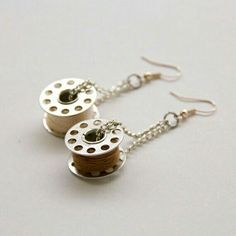 Bobbin Jewelry, Bobbin Earrings, Sewing Jewelry, Hantverk Diy, Jewerly Making, Recycled Jewelry, Crafts Jewelry, Vintage Diy, Funky Jewelry