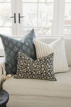 blue accent pillow How To Wash Throw Pillows, Cottagecore Living, Navy Blue Pillows, Navy Pillows, Pillow Combos, Throw Pillows Living Room, Pillow Room, Blue Throw Pillows, Blue Hand