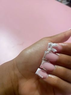 Short Acrylic Nails Square Homecoming, White Nail Inspo Design, Cute White French Tip Nails Acrylic, Shorties Nails With Charms, Nail Charms Ideas, Flare Nail Designs, Nail Inspo Short French Tip, Coquette Nail Inspo Square, Short Buchona Nails