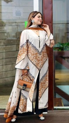 Pakistani Kurti Pattern, Pakistani Dress Sleeves Pattern, New Model Kurti Designs, Lulusar Dresses, Pakistani Fashion Casual Kurta Designs, Long Shirts For Women Pakistani, Stitching Ideas For Kurtis, Casual Pakistani Outfits, Long Kurta Designs