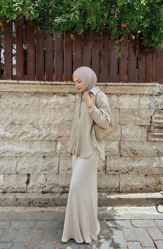 Ootd Rok Satin, Silk Skirt Hijab Outfit, Hijabi Elegant Outfits, White Shirt Outfit Hijab, Muslim Skirt Outfit, Formal Skirt Outfit, Modest Maternity Dresses, Outfit Hijab Casual Rok, Dubai Ootd