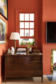 sitting room with red walls and sisal carpet Red Living Room Walls, Eclectic Interior Design Vintage, Snug Room