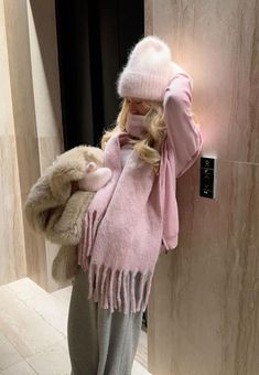 Winter Girl Outfits Aesthetic, Winter Fashion Coquette, Winter 2024 Aesthetic, Pink Winter Fits, Cute Winter Outfits Pink, Scarf Outfits Winter, Winter Fits 2024, Girly Style Aesthetic, Cute Pink Winter Outfits