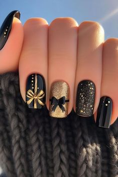 Classy Christmas Nails Acrylic, Manicure Natural Nails, Black Christmas Nails, Gold Holiday Nails, Manicure Natural, Black Nails With Glitter, Fancy Nail Art, Nail Types