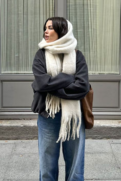 Big White Scarf, Winter Fits Scarf, Huge Scarf Outfit, Classy Winter Fits, Pashima Scarf Outfit, Leather Jacket And Scarf, Fall Outfit With Scarf, Big Scarf Aesthetic, Scarf Wrapped Around Head