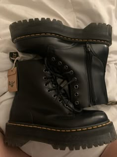 Mr Martens Boots, Autumn Boots Aesthetic, Autumn Shoes 2023, Outfits Rockstar Mujer, Winter Shoes Aesthetic, Dock Martens, Dr Martens Aesthetic, Docs Martens, Botas Grunge