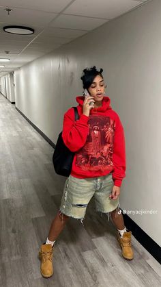 Chill Outfit Ideas Black Women, Sweat Shirt Outfits Black Women, Oversized Tshirt Outfit Black Women, Jada Wayda Outfits, Stud Birthday Outfit, Red Sweatshirt For Fall Streetwear, Kelssopretty Outfits, Fit Poses, Ig Pics