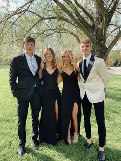 Black Prom Dresses Black Prom Dress Duo, Black Prom Dresses Pictures, Tux With Black Dress Prom, Black Prom Dress Outfit Ideas, Black Prom Ideas Couples, Black Prom Dress And Tux Ideas, Black Prom Dress Pictures, Black And White Prom Couple, Black Prom Outfits For Couples