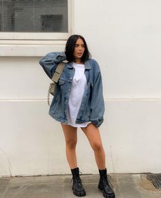 Oversize Demin Jacket Outfits, How To Style Oversized Jean Jacket, Denim Jacket And Shorts Outfit, Summer Outfits Not Cropped, Vintage Jean Jacket Outfit, How To Style A Denim Jacket, Oversized Demin Jacket Outfit, Oversize Denim Jacket Outfit, Curvy Outfits Autumn