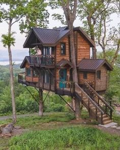 a tree house built on top of a hill