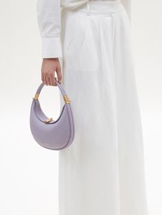 Le sac Luna Small est pensé pour les soirées et les occasions spéciales. Grâce à son design polyvalent, sa grande douceur et sa forme arrondie, il est particulièrement agréable à porter. Ce sac est l’accessoire idéal pour apporter une touche d’originalité à vos tenues. Portez-le en bandoulière pour un style décontracté ou à la main pour une allure plus élégante.

 

DÉTAILS & DIMENSIONS

- Matériau : Cuir pleine fleur
- Dimensions : L 23 cm * l 6 cm * H 21 cm
- Poids : 350 g
- Fermoir : Finition Luna Bag, Moon Bag, Bag Outfit, Powerful Energy, African Dresses, One Bag, Guinea Bissau, Mozambique, Haiti