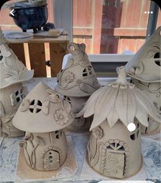 Pottery Sculpture Ideas Creative, Pottery By Hand, Fairy House Pottery, Pottery Fairy Houses, Clay Hand Building Ideas, Ceramic Art Easy, Clay House Ideas, Ceramic Fairy House