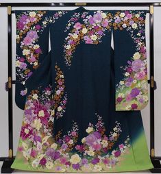 Cover yourself in a garden of flowers wearing this traditional Japanese silk Furisode kimono in green.   Made of high quality silk threads.  Beautiful to wear or as a room display. Item: Furisode Silk Kimono No. frn311 Size: US  L  /  Length  66 inch (168cm), Width 27 inch (69.5cm) Condition: Used, Very Good. Please check the photos. Need a KIMONO RACK to hang this kimono?  Find it here: https://www.etsy.com/listing/1303669853/kimono-rack-japanese-kimono-display-rack Shop the entire collection https://fujiyamarock.etsy.com Ships FREE by Express DHL.  5-10 day delivery from ship by date. Thanks so much for visiting! Kimono Display, Furisode Kimono, Green Kimono, Garden Of Flowers, Kimono Floral, Wedding Kimono, Japanese Dress, Room Display, Japanese Silk