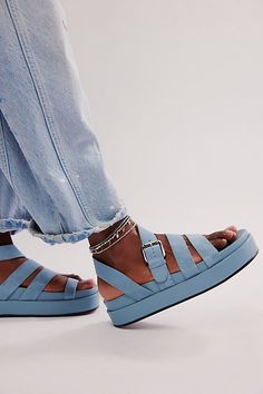 Sandals Outfit Summer, Plastic Sandals, Upcoming Fashion Trends, Urban Shoes, Fashion Shoes Boots, Shoe Wardrobe, Sandals Outfit, Flatform Sandals, Footbed Sandals