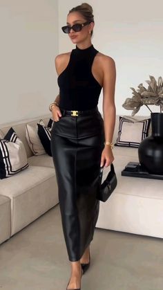 #fashion #look #fashionista #fashionstylist #looks  #moda #estilo #tendencia #tendenciasdemoda #style Chic Black Outfits, Leather Skirt Outfit, Looks Chic, Leather Outfit, Professional Outfits, Fall Fashion Outfits, Elegant Outfit, Look Chic, Outfits Casuales