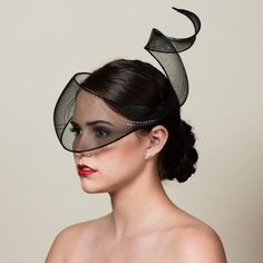 Luxury Black Adjustable Fascinator, Pola Rok, Veil Headpiece, Couture Hats, Types Of Hats, Races Fashion, Cocktail Hat, Metal Headbands, Millinery Hats