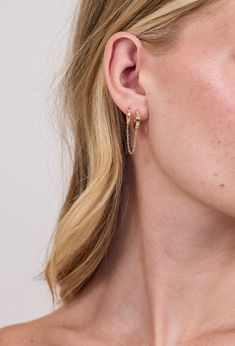 Accessorize like everyone’s favorite pop star with our Shake It Off Earrings. A double hoop connected with a dainty chain, these fabulous earrings are perfect for people with two or more ear piercings. 14k Gold or Sterling Silver Plated 0.4" & 0.55" Hoops 1.1" Length Dani Austin, Personalized Gift Cards, Dainty Chain, Shake It, Mens Uggs, Hand Chain, Fragrance Gift Set, Beauty Sale, Shake It Off