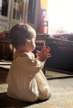 flindaman: What do you think babies pray about? Jemima Kirke, Kind Photo, Foto Baby, Jolie Photo, Baby Fever, Little People, Baby Pictures, Baby Photography, Baby Love