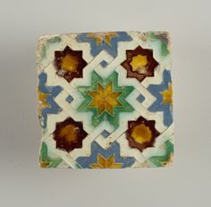 an artistic tile design on the side of a wall