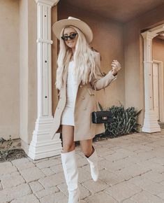 Winter Race Day Outfits, Boots Neutral, White Boots Outfit, Fashion Outfits Dresses, Race Outfit, Outfit Elegantes, Race Day Outfits, Races Outfit