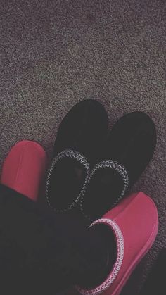 Shoes Inspo Women, Tasman Uggs Outfits Black, Where To Get Shoes, Shoes To Get For School, Pink Ugg Tasman, Black Tasman Uggs, Shoes Aesthetic Sneakers, Baddie Shoes, Uggs Pink