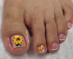 Toe Nail Designs Fall, Flower Toe Nails, Purple And Pink Nails, Toenail Designs Summer, Bella Nails, Quick Nail Art, Pedicure Designs Toenails, Pedicure Nail Designs, Gel Toe Nails