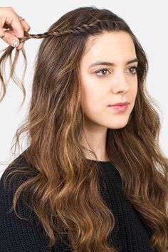 18 Maneras de quitar el fleco de tu cara Growing Out Bangs, Curly Hair Photos, French Twist Hair, How To Style Bangs, Beautiful Curls, Long Brown Hair, Easy Hairstyles For Long Hair, Hair Photo, Twist Hairstyles