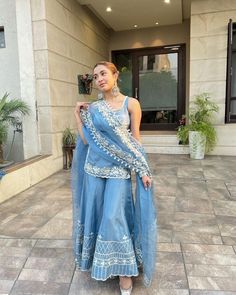 outfit Suits For Women Indian, Embroidery Thread Work, Traditional Indian Dress, Casual Indian Fashion, Indian Dresses Traditional, Traditional Indian Outfits, Trendy Dress Outfits