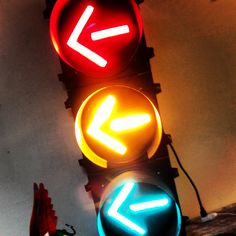 a traffic light with two different colored arrows on it's back and one red