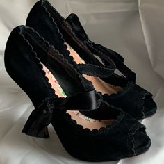 Beautiful Pair Of Unworn Size 9 Black Suede Cece L'amour Mary Jane Style Pumps With Satin Bows And Scalloped Edges! Nwot, Never Worn! Size: 9 Heel Height: 4 Inch Color: Black Yvette Clue, Duncan The Tall, Clue Costume, Character Customization, Coquette Clothing, Nice Clothing, Clothes Board, Goth Shoes, Doll Aesthetic