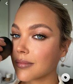 Makeup Ideas Daytime Wedding, Glowy Bronze Makeup Blondes, Bridesmaid Makeup Bronzed, Wedding Makeup For Green Eyes Hooded, Ball Makeup Natural Blue Eyes, Bronze Make Up Blue Eyes, Natural Bronze Eye Makeup, Bridesmaid Makeup Glowy Bronze, Bronzer Bridal Makeup