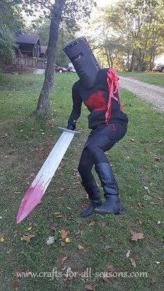 Halloween Costumes Funny, Thanksgiving Games For Adults, Halloween Costumes 2022, Halloween Parejas, Costumes Funny, Hot Halloween, Clever Halloween, Knight Costume