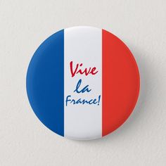 a red, white and blue button with the words vie la france written on it