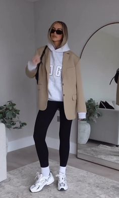 Office Sporty Outfit, Sporty Blazer Outfit, Nb 530, Sporty Chic Outfits, Outfit Sporty, Look Legging, Smart Casual Women, Classic Style Outfits, Joggers Outfit