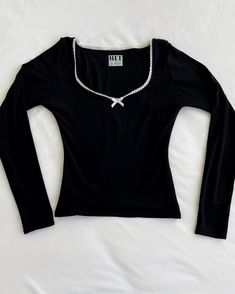 * All preorders for this item ship within 1-2 weeks! Handmade black long sleeve top Super soft and stretchy Sweetheart neckline Double layered front bodice for extra coverage and shape Model is wearing a size S Free U.S. shipping! Black Shirts Long Sleeve, Cute Full Sleeve Tops, Long Sleeve Cute Tops, Cute Long Sleeve Shirt, Cute Tops For Winter, Fitted Tops Women, Black Cute Clothes, Aesthetic Long Sleeve Shirts, Cute Fitted Tops