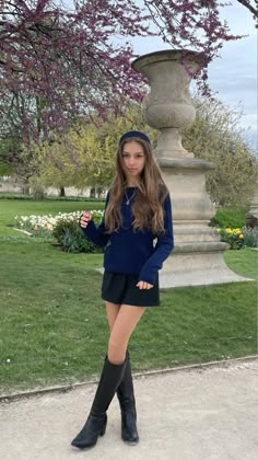 Outfits For Paris Autumn, School Outfits Fancy, Simple Old Money Outfit Women, Private School Dress Code Outfits, Classy 2000s Outfits, Play Outfits Theater, Teenage Old Money Outfits, Classy School Fits, Cute Private School Outfits