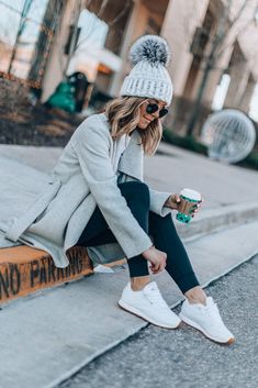 Winter Athleisure Outfits, Athleisure Winter, Look Adidas, Tennis Shoes Outfit, Skandinavian Fashion, Winter Leggings, Athleisure Outfits, A Cup Of Coffee, Winter Outfits Women