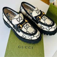 Retailprice: 1350$ Description White & Black Leather Chunky Loafers All-Over Maxi Gg Monogram Print Signature Horsebit Detail Round Toe Slip-On Signature Embroidered Bee Detail Chunky Rubber Lug Sole Made In Italy Details Size 39 White/Black Leather, Rubber Soles New In Box 100% Authentic Only Tried On, Carpet Only. Unique, Amazing. Gucci Monogram Loafer, White Leather Gucci Loafers, Luxury Platform Loafers With Round Toe, Formal White Loafers With Lug Sole, Designer Platform Loafers With Round Toe, Designer Round Toe Platform Loafers, Designer White Flat Loafers, White Espadrille Sandals, Gucci Horsebit Loafers