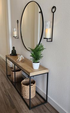 Entrance hall Green Hallway, Entryway Table Decor, Entrance Interior, Apartment Living Room Design, Narrow Hallway, Home Entrance Decor, Home Entrance, Entrance Decor