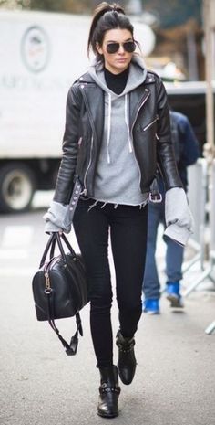 25 Ways To Wear A Leather Jacket - Society19 Vinter Mode Outfits, Biker Jacket Outfit, Black Mode, Moto Jacket Outfit, Black Leather Jacket Outfit, Jacket Outfit Women, Moda Paris, Leather Jacket Outfits