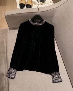 Ropa Upcycling, Velvet Dress Designs, Looks Country, Fashion Top Outfits, Mode Abaya, Fashion Tops Blouse, Everyday Fashion Outfits, Simple Pakistani Dresses, Boutique Dress Designs