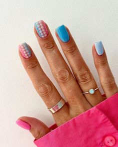 Summer means beach parties, dinners with family and friends, and fun festival outfits. Blue nails are a popular choice this season, with cool designs to match your beachy style. The refreshing hue of blue will put you in the summer mood instantly. Nails For Beach, Blue Nails Inspiration, Really Easy Nails, Summer Blue Nails, Nail Art For Short Nails, Art For Short Nails, Festive Nail Art